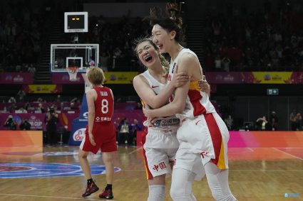 Happy to be fuzzy! China’s women’s basketball internal and external dual-core Han Xu and Li Meng celebrate