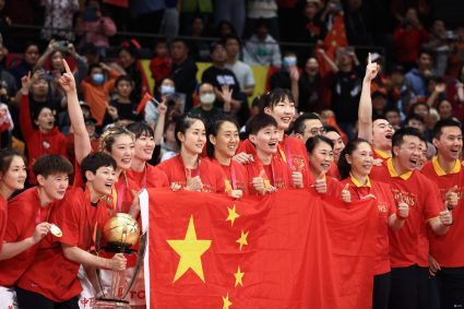 Media person: At this moment, China women’s basketball is the banner of Chinese sports. We are champions!!