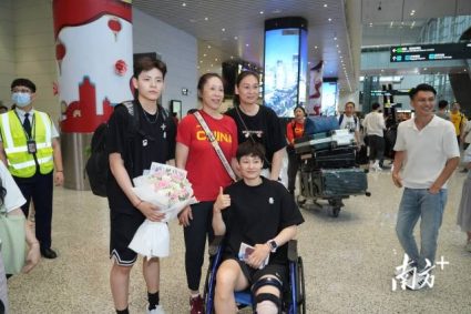 Nanfang Daily: Yang Liwei, sitting in a wheelchair, patiently satisfied everyone’s photo and signature request.