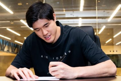 Officially signed a contract with the sun Watanabe Xiong Tai Sun signed a photo: from now on, we will do our best for the Sun.