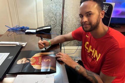 China men’s basketball Li kelshi hammer! Lucky fans show Li Kael’s signed poster!