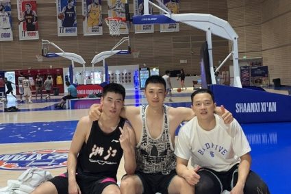 Zhu Xuhang posted a photo with former team friend Cheng Shuai Yi and Wang Yibo: Time flies❤⊙