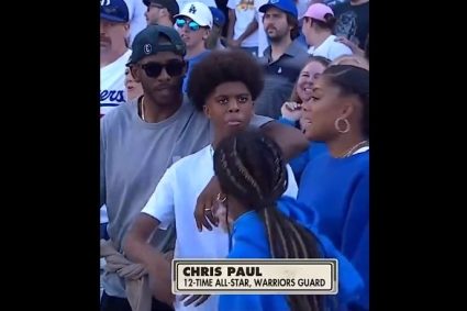 Not used to it! Paul appeared in LA to watch the baseball game and played subtitles. He is already a warrior defender!