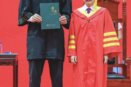 Support The Bachelor’s robe into a normal top! Chen Guohao Sun Guanggong graduation photo