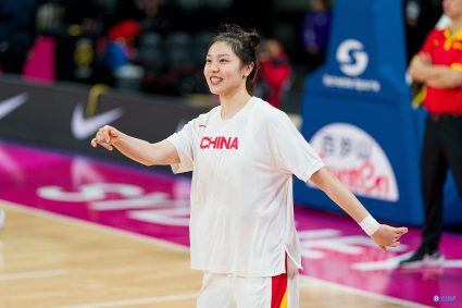 Fight! FIBA Official Bo: Zhang Ru is either grabbing rebounds or on the way to robbing rebounds