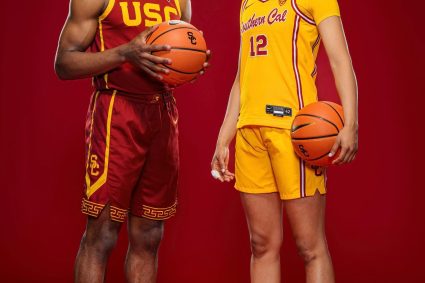 This little arm is strong! James media forwarded brownie wearing the makeup photo of the University of Southern California team uniform