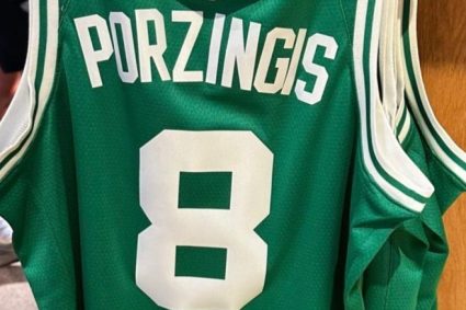 Porzingis will change to wear No. 8 Jersey because of the Green Army No. 6 jersey to commemorate the Lord of the Rings