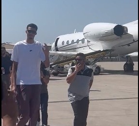 The champion Wen banama arrived in San Antonio. Many Spurs fans went to the airport to pick up the plane.