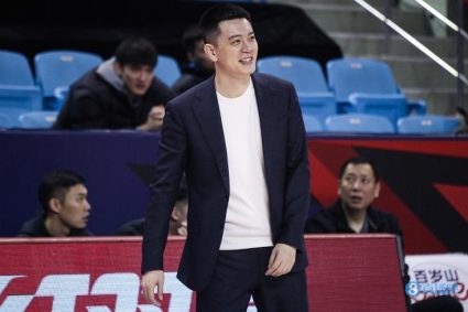 After finishing his further study in Spain, Yang Ming went to China’s men’s basketball training team to observe and study