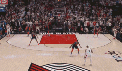 This shooting position is a little familiar! Lillard hit super far “whistle” three points in the face of fans defense