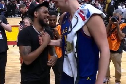 Former Nuggets player Monte Morris showed up in Miami and shook hands with yokedge to celebrate victory after the match.