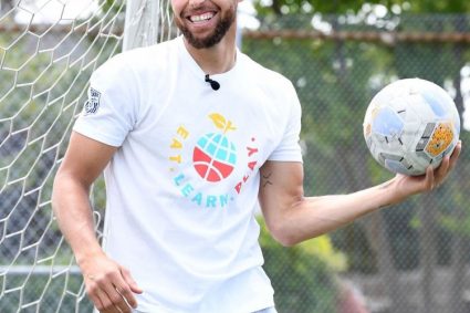 Curry INS drying for public welfare: distributing food and books for little players of Auckland Football Club