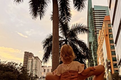 Raise high! Yokedge took her daughter to Miami yesterday